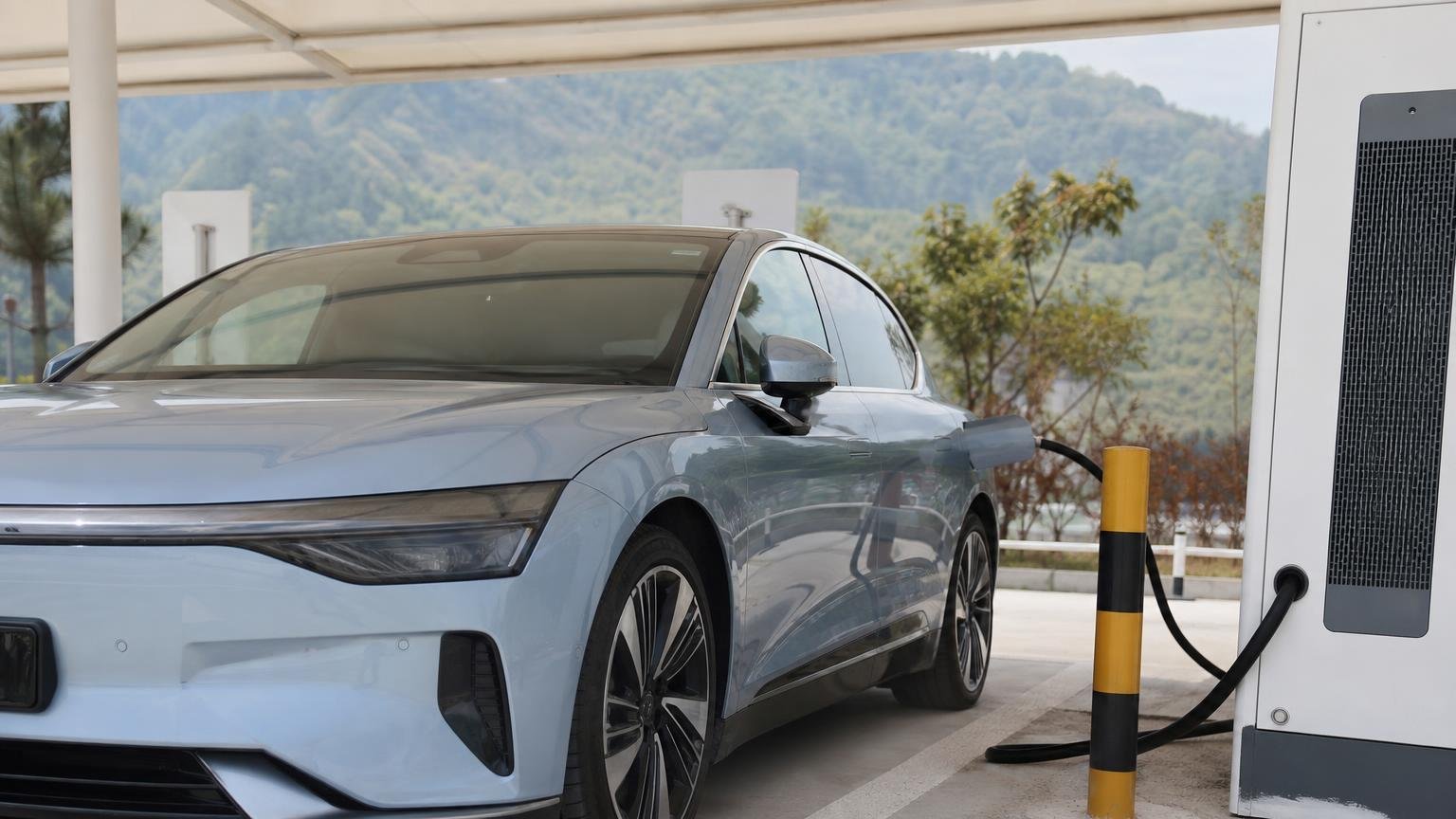 100 km de autonomía y carga en 9 minutos: la nueva berlina eléctrica que sorprende a todos