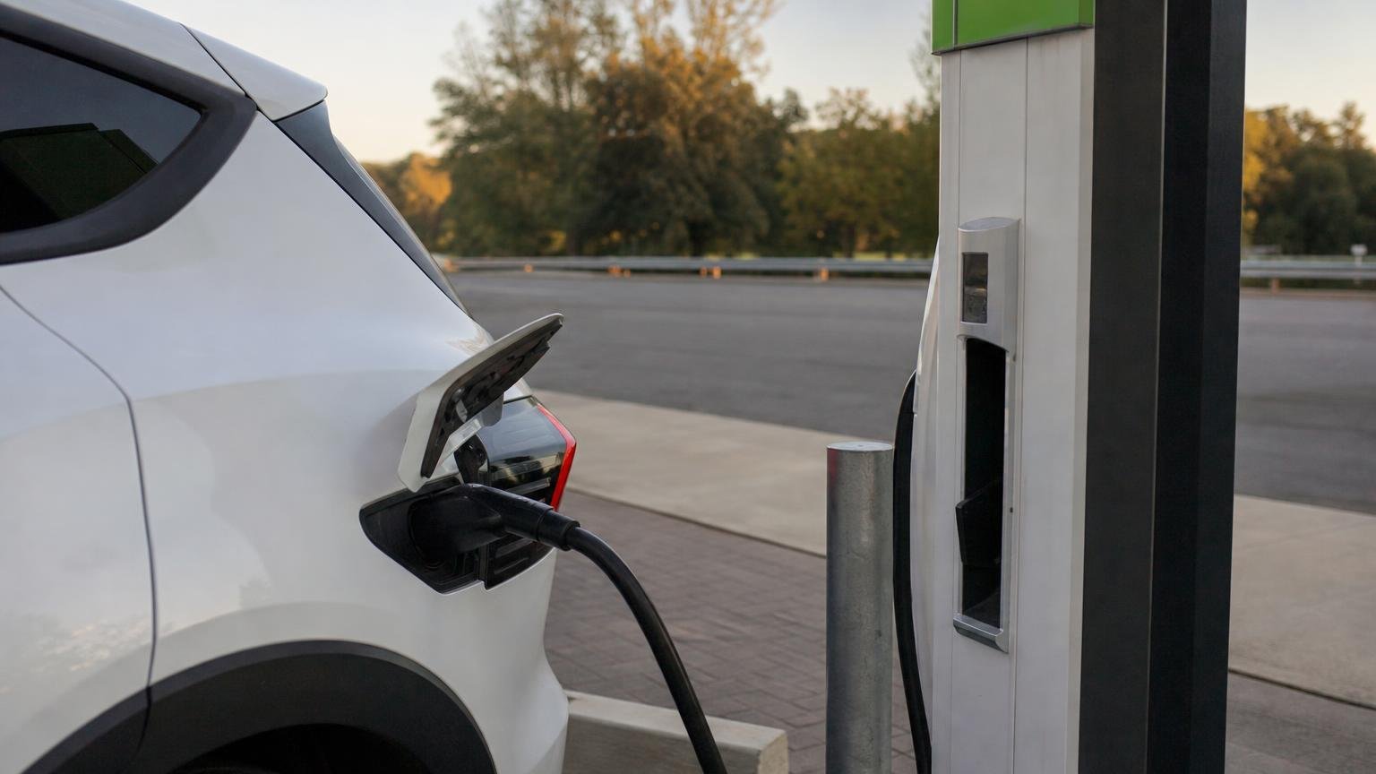 ¿Conviene realmente cargar el auto eléctrico al 100 % antes de cada viaje largo?