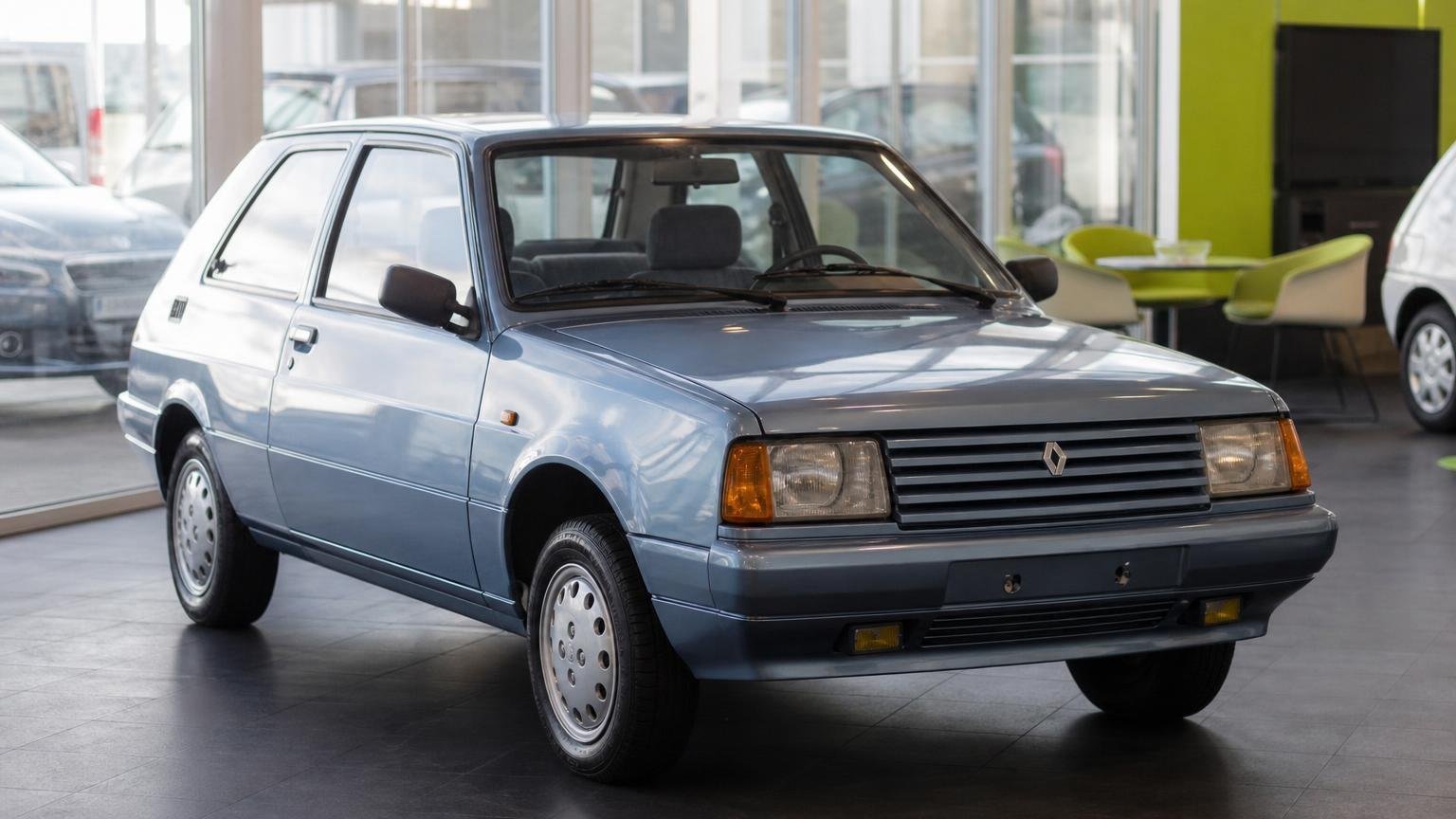 Este concesionario Renault de Rosario cumple 50 años y sortea un Clio restaurado