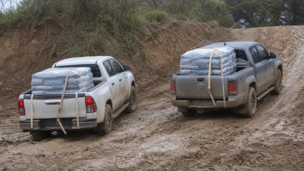 Hilux o Amarok con una tonelada en la caja en la misma subida de barro: el resultado del duelo que se discute en cada estación de servicio del país
