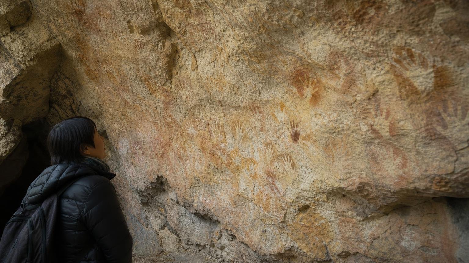 La cueva de la Patagonia donde hay 800 manos pintadas hace 9 mil años: pocos argentinos saben que se puede visitar