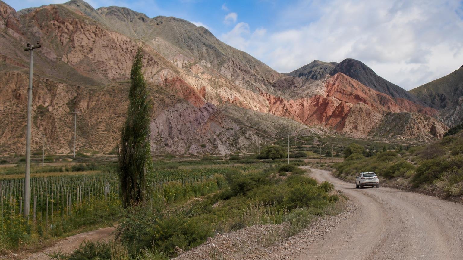 Más viñedos que Mendoza y la mitad de gente que Salta: el pueblo del norte argentino al que se llega por una ruta de cerros de colores