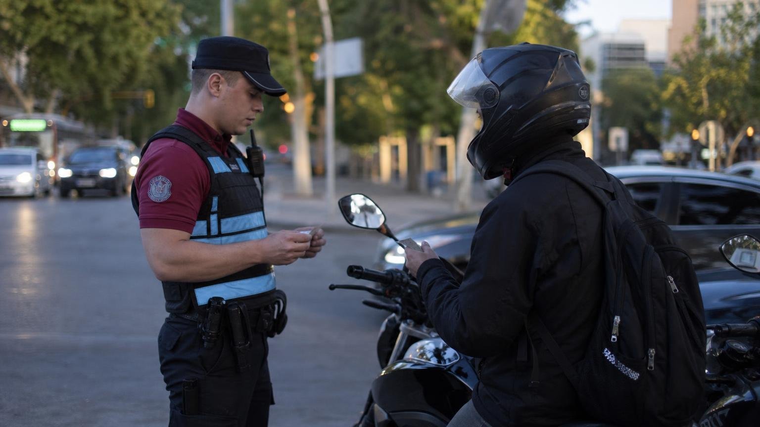 Chaleco con la patente obligatorio para motos : desde cuándo rige y cuánto sale la multa por no llevarlo