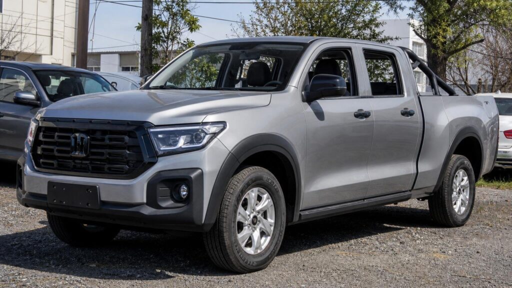 Parece una Hilux y cuesta la mitad : la pick-up china que ya empezó a patentarse en el país