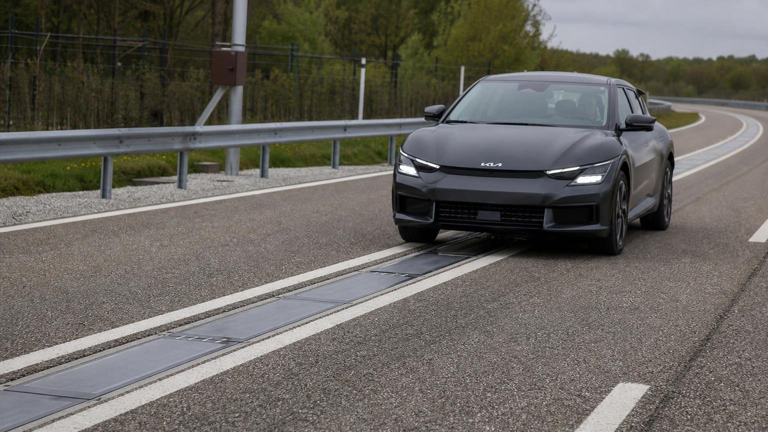 Ya funciona la primera ruta que carga autos eléctricos mientras circulan : el detalle es que rinde menos que un enchufe común